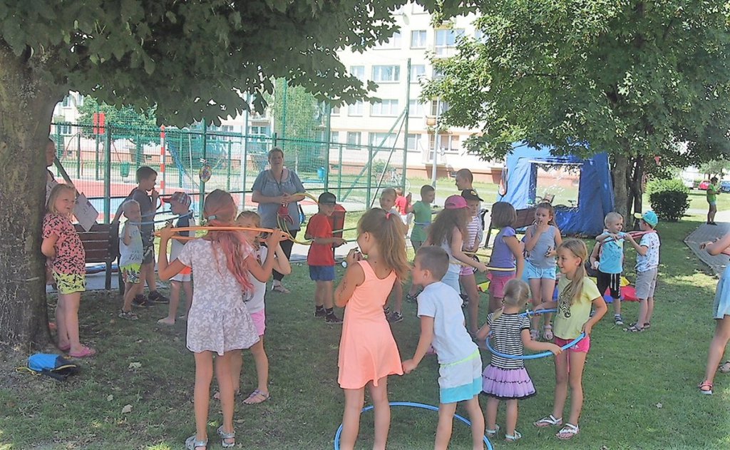 Wakacyjne zabawy dla dzieci z OSM i „Radosnym Świetlicobusem” [07.08.2018] - zdjęcie #10 - eOstroleka.pl