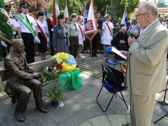 Odsłonięcie pomnika dr J. Psarskiego (23.05.2010) - zdjęcie #11 - eOstroleka.pl