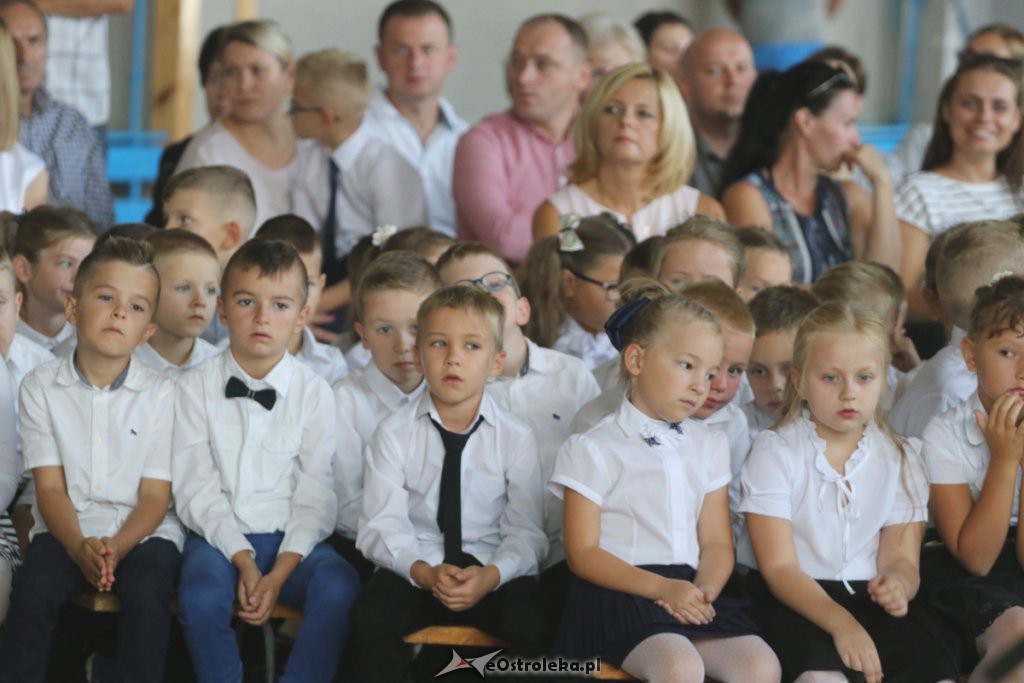 Rozpoczęcie roku szkolnego w SP 10 w Ostrołęce [03.09.2018] - zdjęcie #3 - eOstroleka.pl