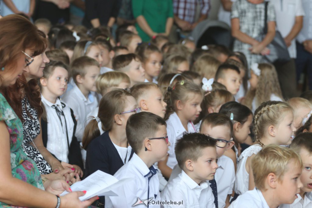 Rozpoczęcie roku szkolnego w SP 10 w Ostrołęce [03.09.2018] - zdjęcie #6 - eOstroleka.pl