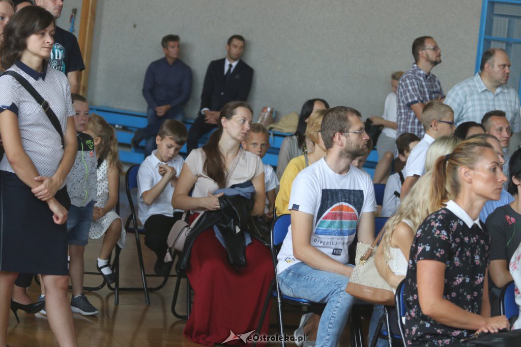 Rozpoczęcie roku szkolnego w SP 10 w Ostrołęce [03.09.2018] - zdjęcie #9 - eOstroleka.pl