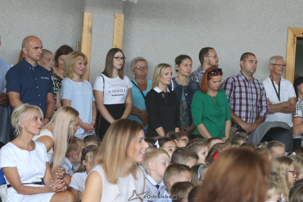 Rozpoczęcie roku szkolnego w SP 10 w Ostrołęce [03.09.2018] - zdjęcie #11 - eOstroleka.pl