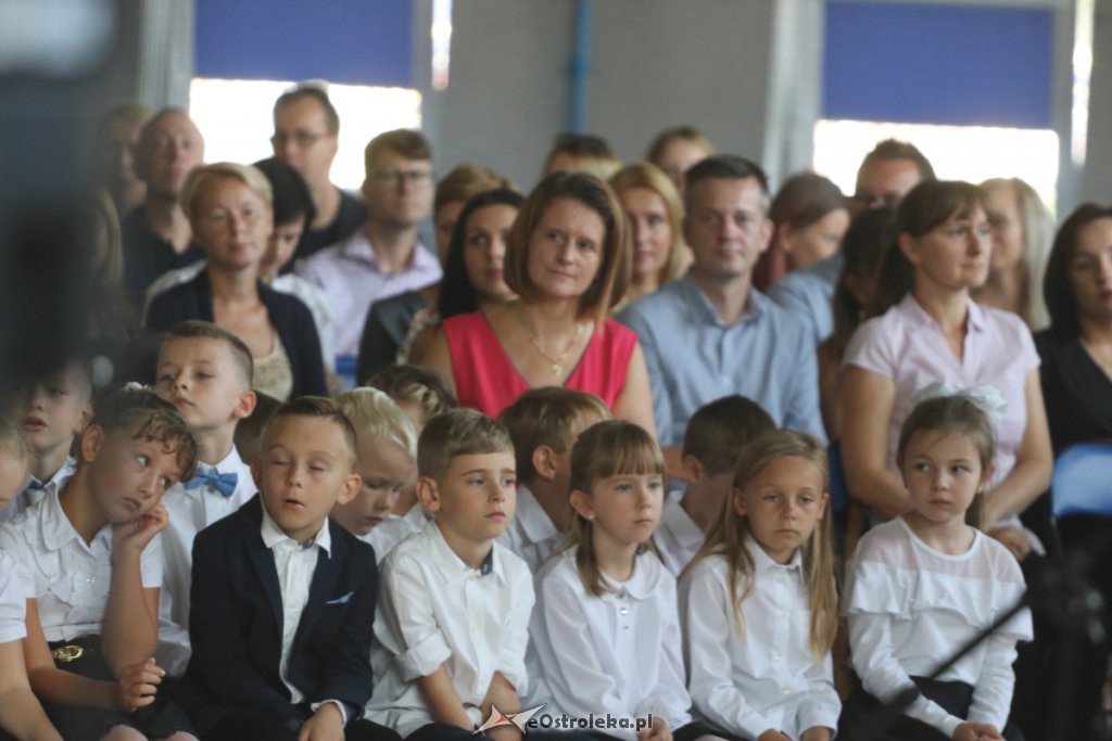 Rozpoczęcie roku szkolnego w SP 10 w Ostrołęce [03.09.2018] - zdjęcie #24 - eOstroleka.pl