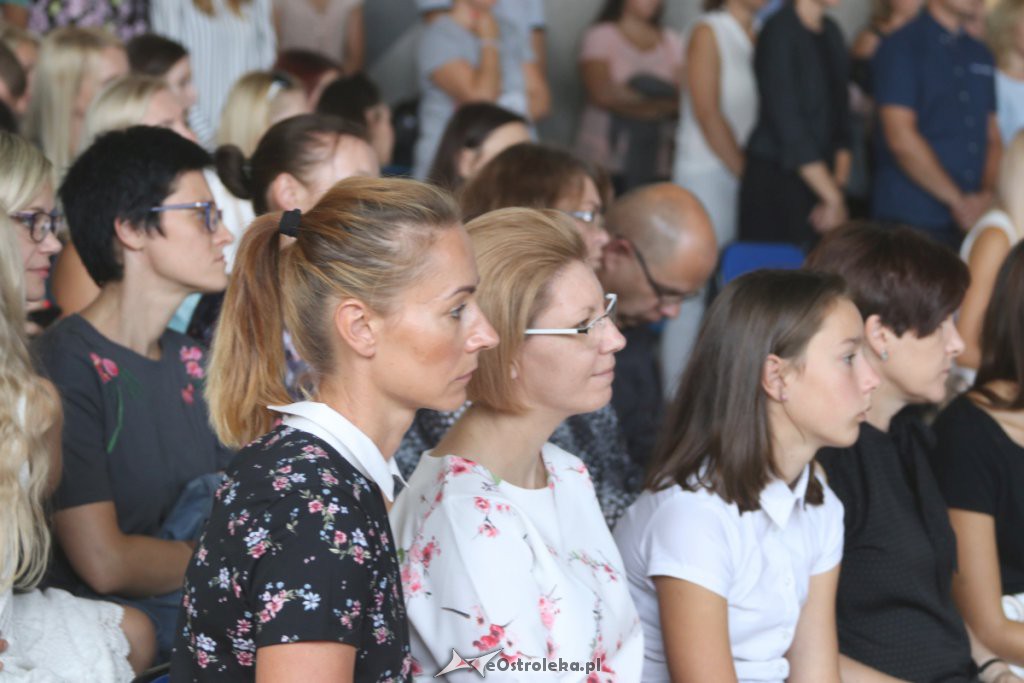 Rozpoczęcie roku szkolnego w SP 10 w Ostrołęce [03.09.2018] - zdjęcie #26 - eOstroleka.pl