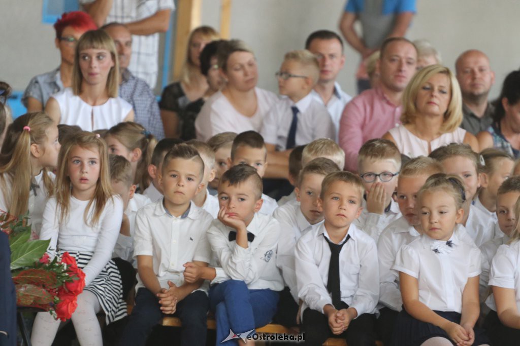 Rozpoczęcie roku szkolnego w SP 10 w Ostrołęce [03.09.2018] - zdjęcie #31 - eOstroleka.pl