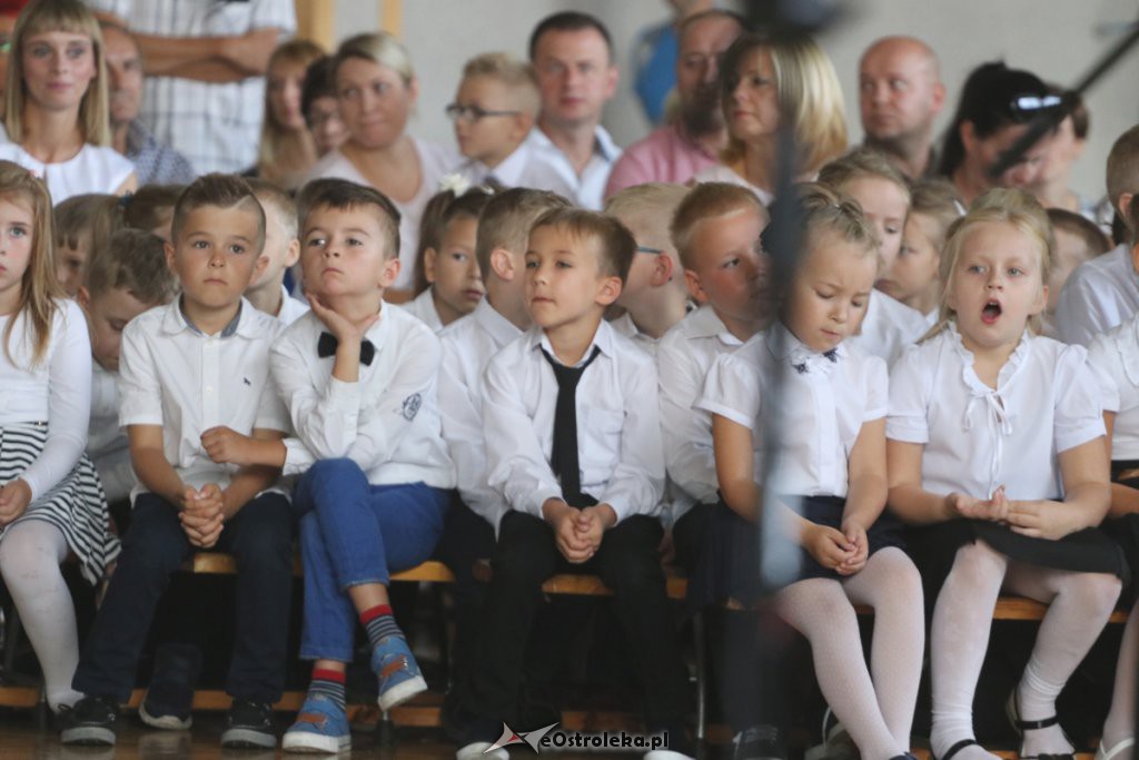 Rozpoczęcie roku szkolnego w SP 10 w Ostrołęce [03.09.2018] - zdjęcie #33 - eOstroleka.pl