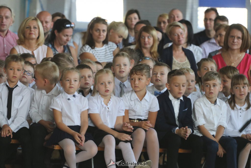 Rozpoczęcie roku szkolnego w SP 10 w Ostrołęce [03.09.2018] - zdjęcie #37 - eOstroleka.pl
