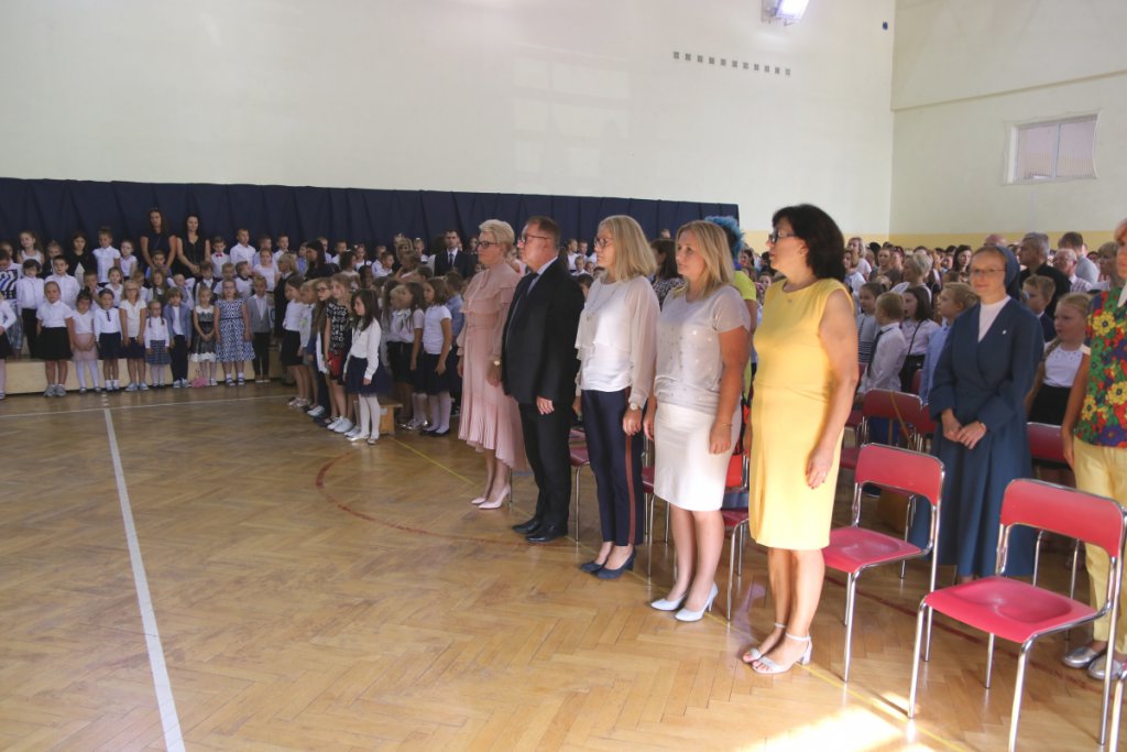 Rozpoczęcie roku szkolnego w SP 6 w Ostrołęce [03.09.2018] - zdjęcie #1 - eOstroleka.pl