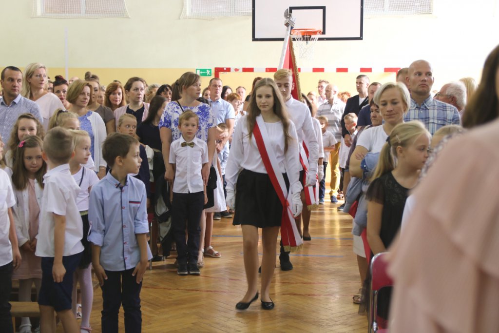 Rozpoczęcie roku szkolnego w SP 6 w Ostrołęce [03.09.2018] - zdjęcie #4 - eOstroleka.pl