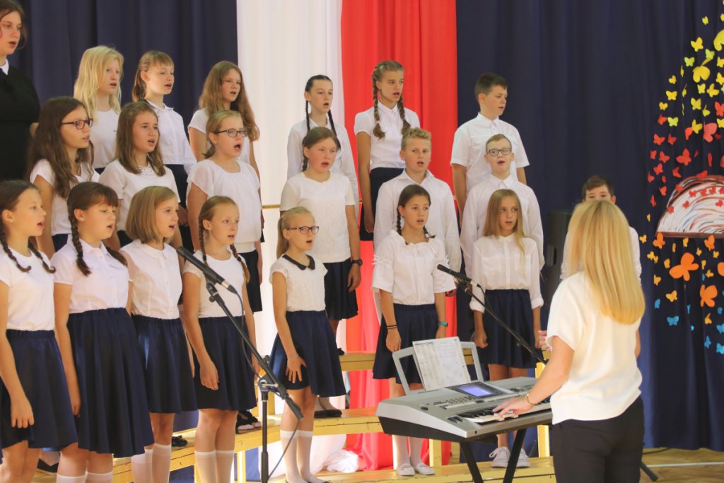 Rozpoczęcie roku szkolnego w SP 6 w Ostrołęce [03.09.2018] - zdjęcie #8 - eOstroleka.pl