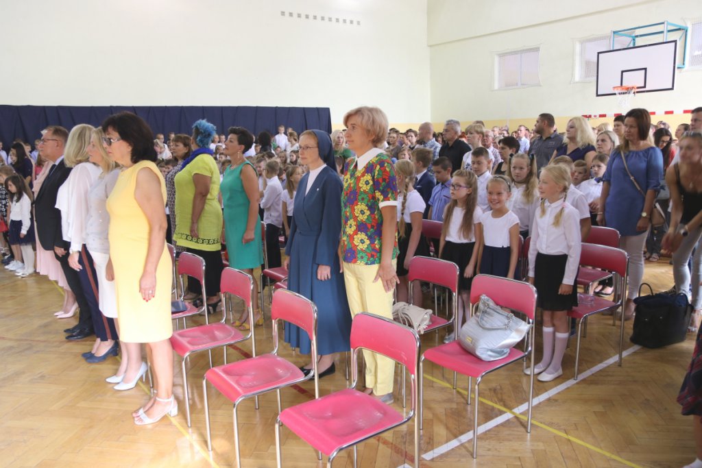 Rozpoczęcie roku szkolnego w SP 6 w Ostrołęce [03.09.2018] - zdjęcie #10 - eOstroleka.pl