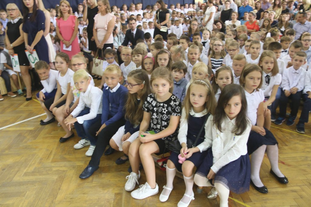 Rozpoczęcie roku szkolnego w SP 6 w Ostrołęce [03.09.2018] - zdjęcie #17 - eOstroleka.pl