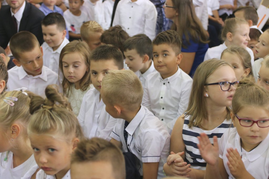 Rozpoczęcie roku szkolnego w SP 6 w Ostrołęce [03.09.2018] - zdjęcie #27 - eOstroleka.pl
