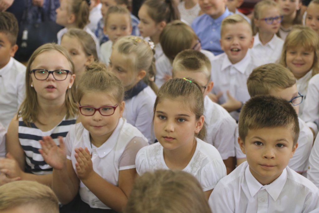 Rozpoczęcie roku szkolnego w SP 6 w Ostrołęce [03.09.2018] - zdjęcie #28 - eOstroleka.pl