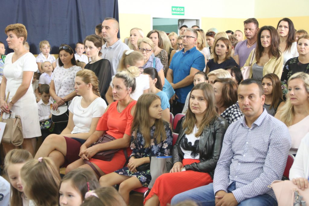 Rozpoczęcie roku szkolnego w SP 6 w Ostrołęce [03.09.2018] - zdjęcie #39 - eOstroleka.pl