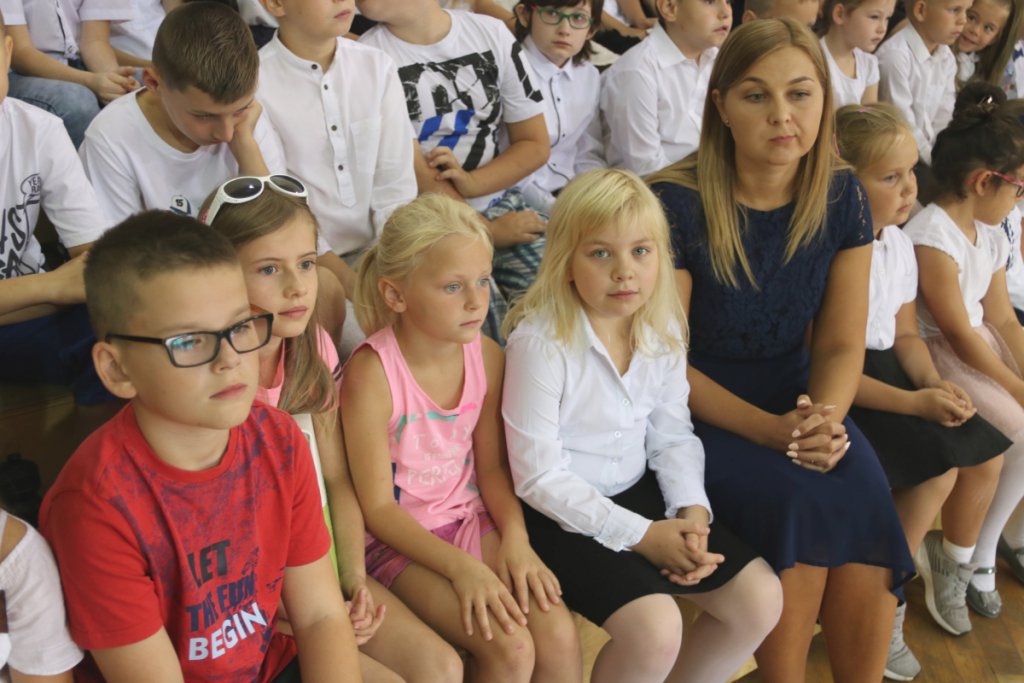 Rozpoczęcie roku szkolnego w SP 6 w Ostrołęce [03.09.2018] - zdjęcie #51 - eOstroleka.pl