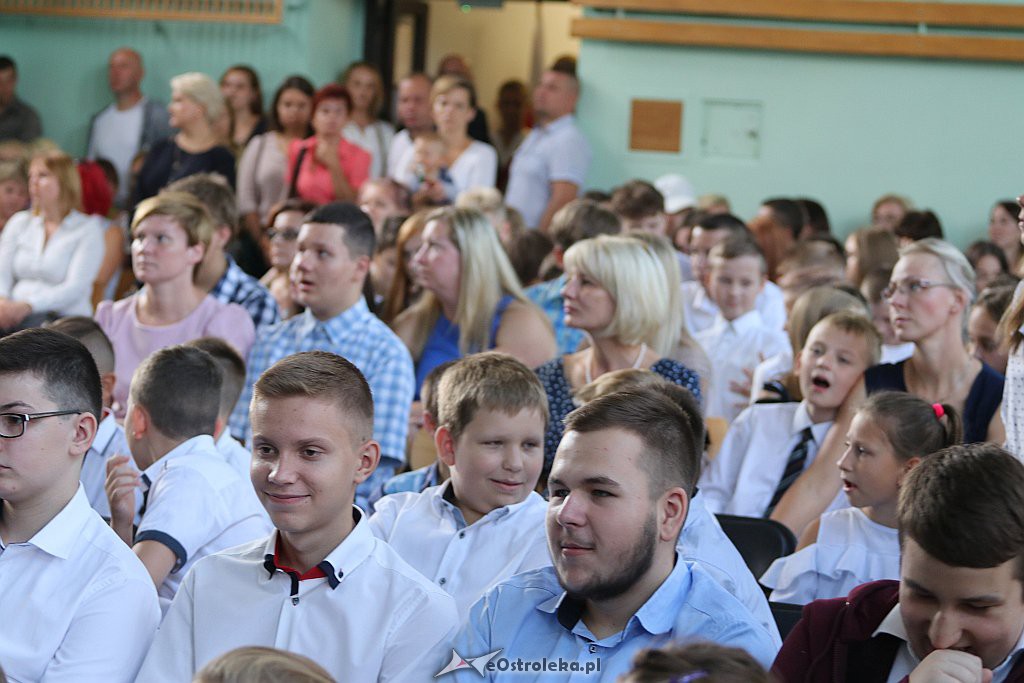 Rozpoczęcie roku szkolnego w SP 4 w Ostrołęce [03.09.2018] - zdjęcie #3 - eOstroleka.pl