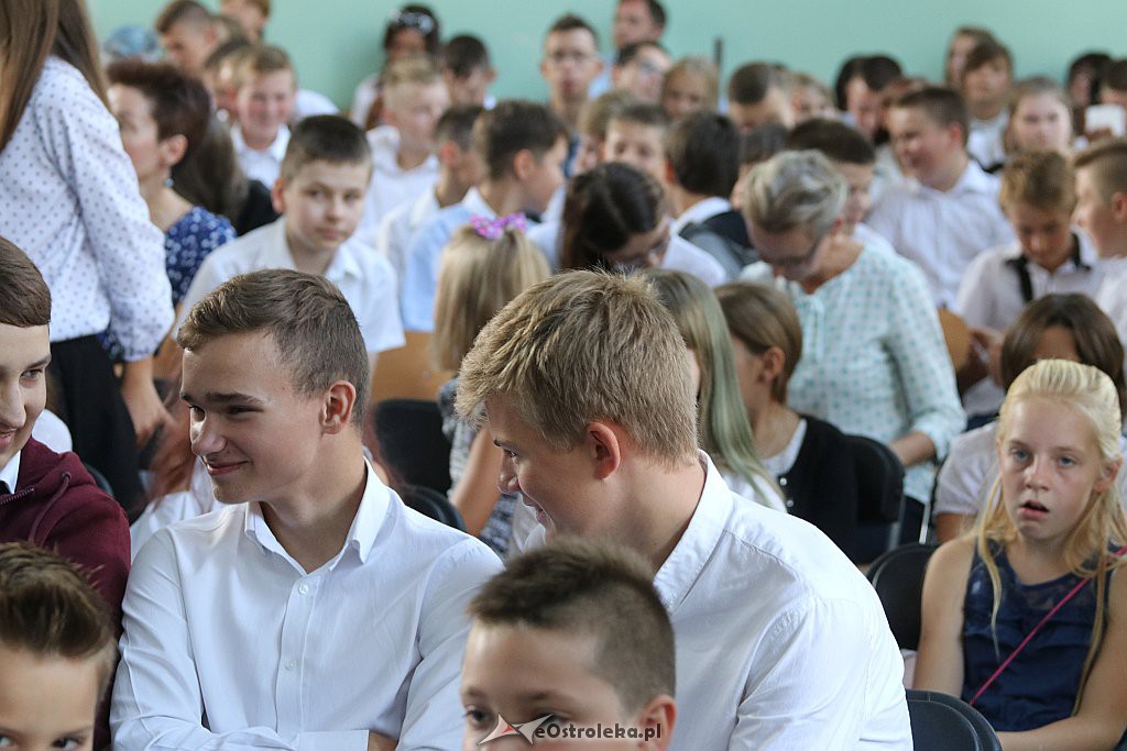 Rozpoczęcie roku szkolnego w SP 4 w Ostrołęce [03.09.2018] - zdjęcie #4 - eOstroleka.pl
