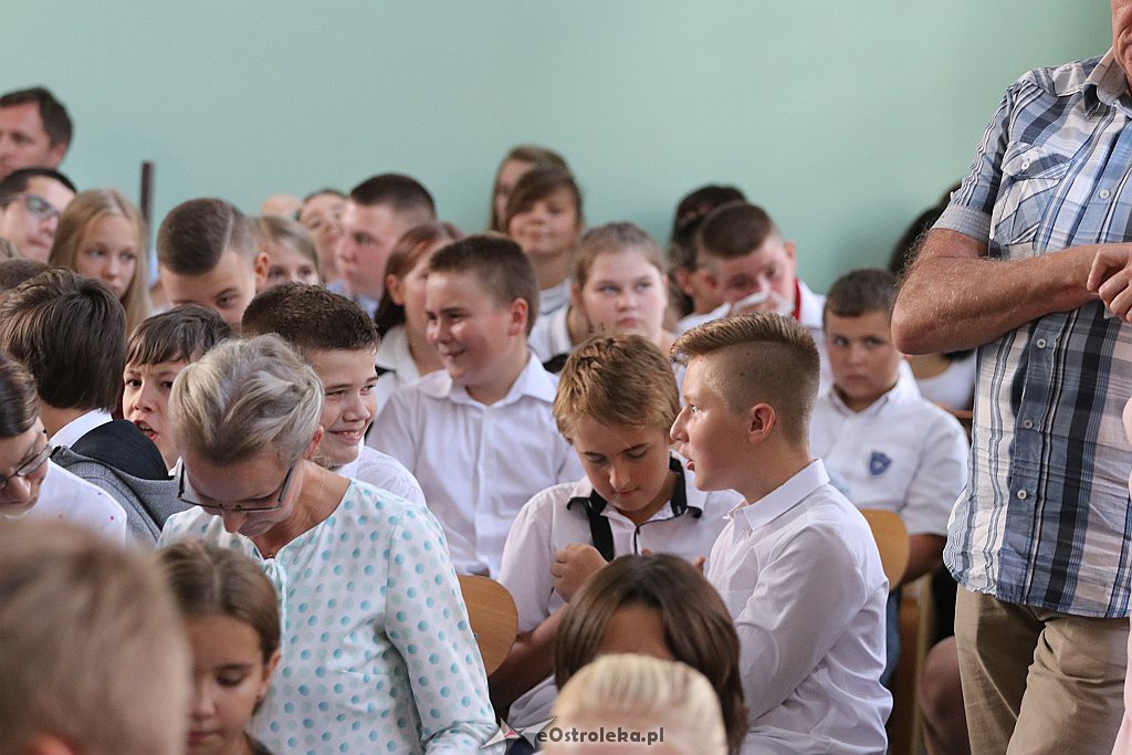 Rozpoczęcie roku szkolnego w SP 4 w Ostrołęce [03.09.2018] - zdjęcie #5 - eOstroleka.pl