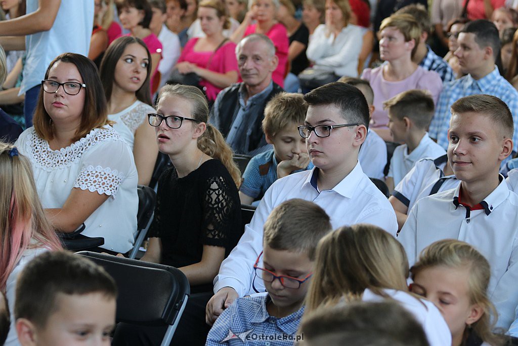 Rozpoczęcie roku szkolnego w SP 4 w Ostrołęce [03.09.2018] - zdjęcie #6 - eOstroleka.pl