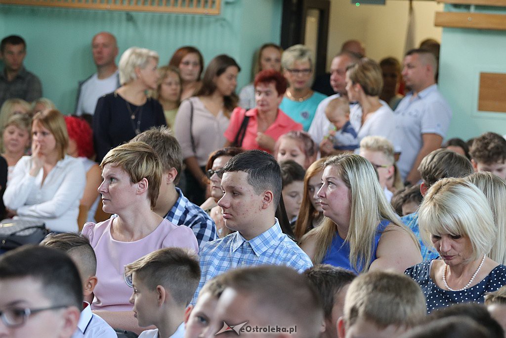 Rozpoczęcie roku szkolnego w SP 4 w Ostrołęce [03.09.2018] - zdjęcie #8 - eOstroleka.pl