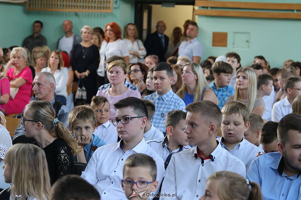 Rozpoczęcie roku szkolnego w SP 4 w Ostrołęce [03.09.2018] - zdjęcie #12 - eOstroleka.pl