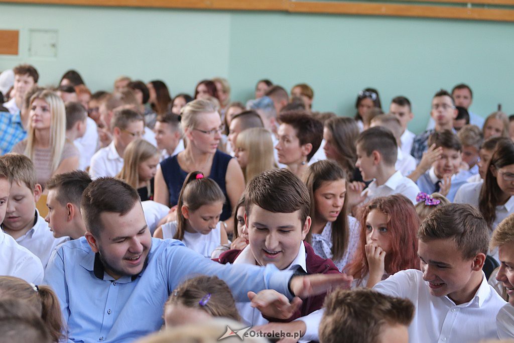 Rozpoczęcie roku szkolnego w SP 4 w Ostrołęce [03.09.2018] - zdjęcie #13 - eOstroleka.pl