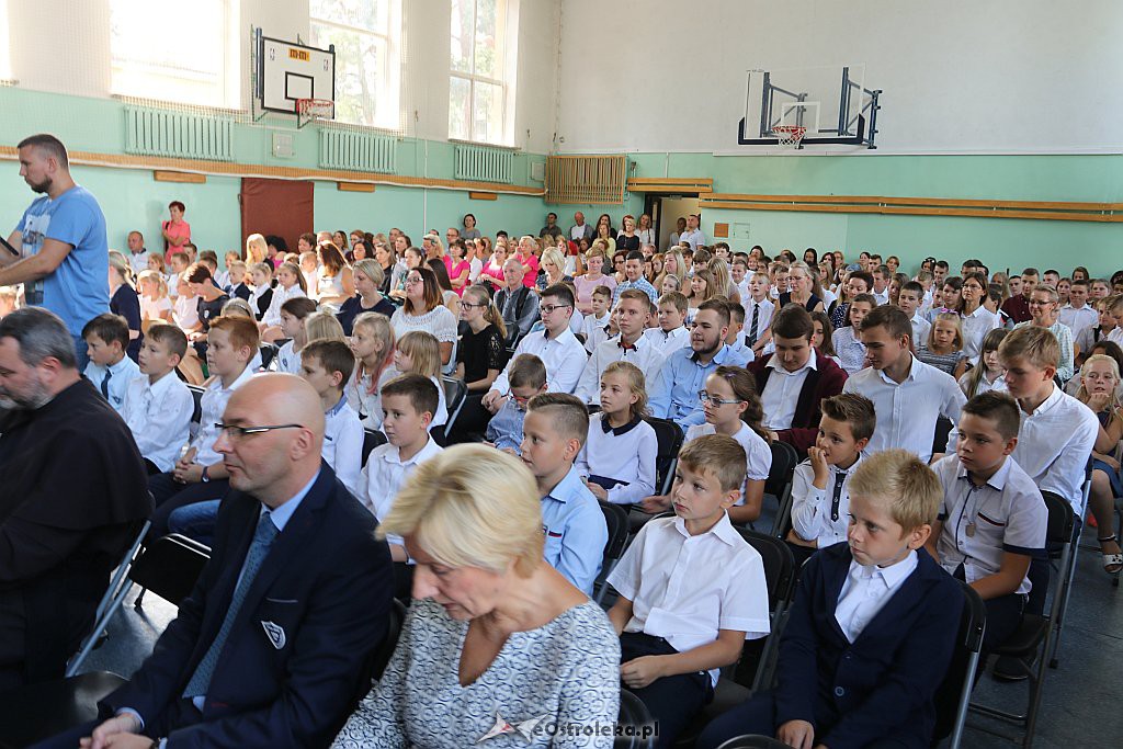 Rozpoczęcie roku szkolnego w SP 4 w Ostrołęce [03.09.2018] - zdjęcie #18 - eOstroleka.pl