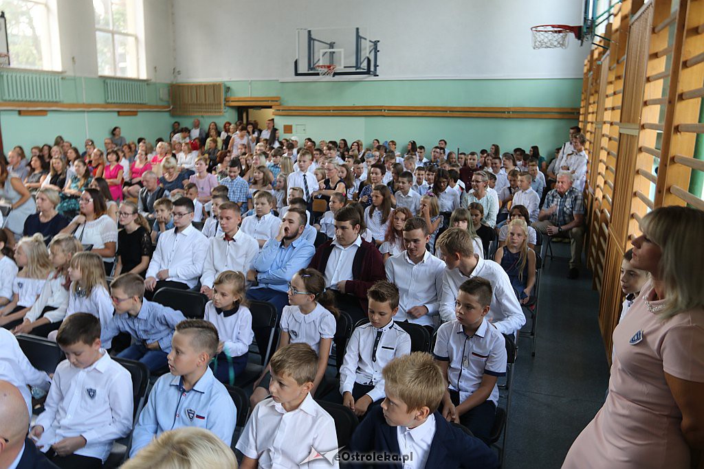 Rozpoczęcie roku szkolnego w SP 4 w Ostrołęce [03.09.2018] - zdjęcie #19 - eOstroleka.pl