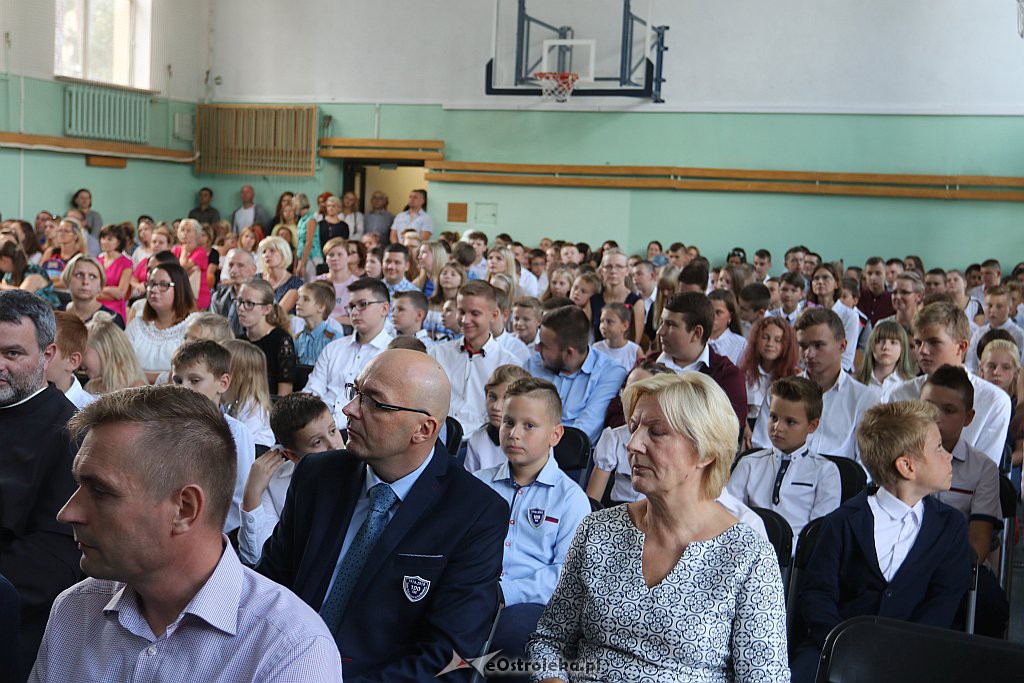 Rozpoczęcie roku szkolnego w SP 4 w Ostrołęce [03.09.2018] - zdjęcie #21 - eOstroleka.pl