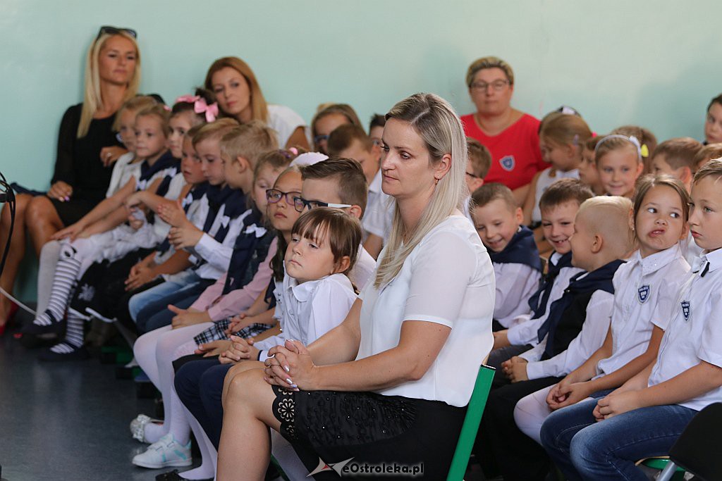 Rozpoczęcie roku szkolnego w SP 4 w Ostrołęce [03.09.2018] - zdjęcie #24 - eOstroleka.pl