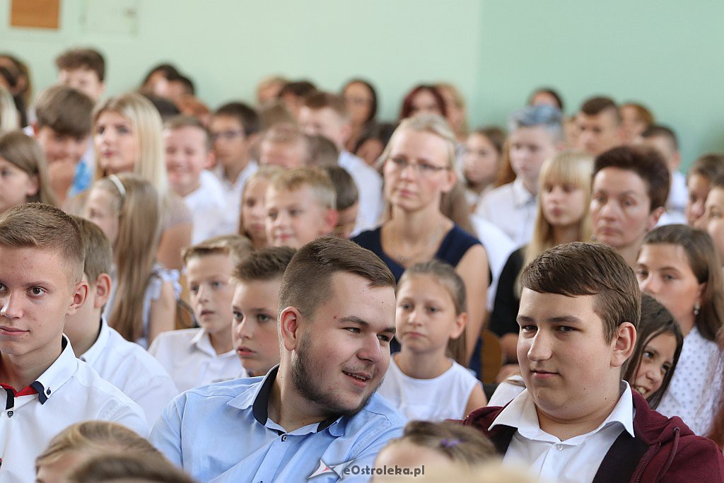 Rozpoczęcie roku szkolnego w SP 4 w Ostrołęce [03.09.2018] - zdjęcie #27 - eOstroleka.pl