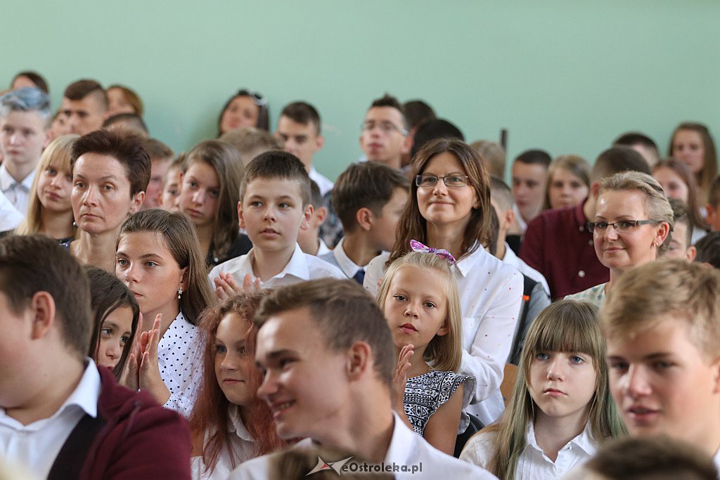 Rozpoczęcie roku szkolnego w SP 4 w Ostrołęce [03.09.2018] - zdjęcie #28 - eOstroleka.pl