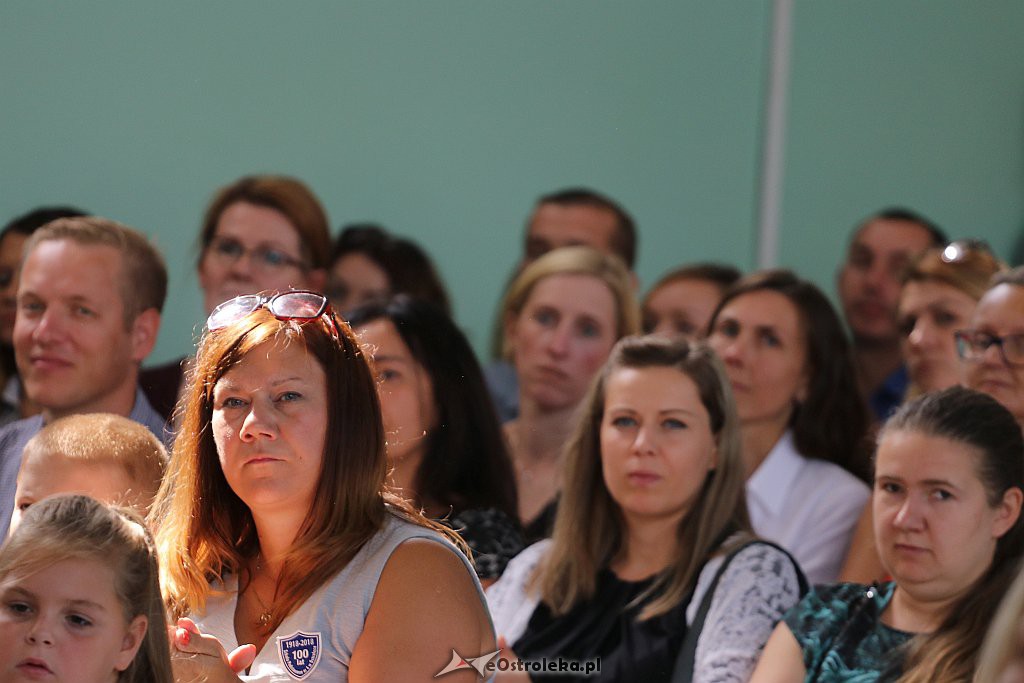 Rozpoczęcie roku szkolnego w SP 4 w Ostrołęce [03.09.2018] - zdjęcie #29 - eOstroleka.pl