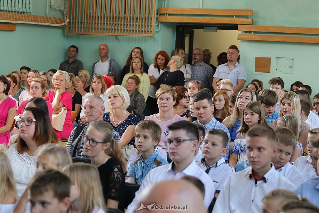 Rozpoczęcie roku szkolnego w SP 4 w Ostrołęce [03.09.2018] - zdjęcie #32 - eOstroleka.pl