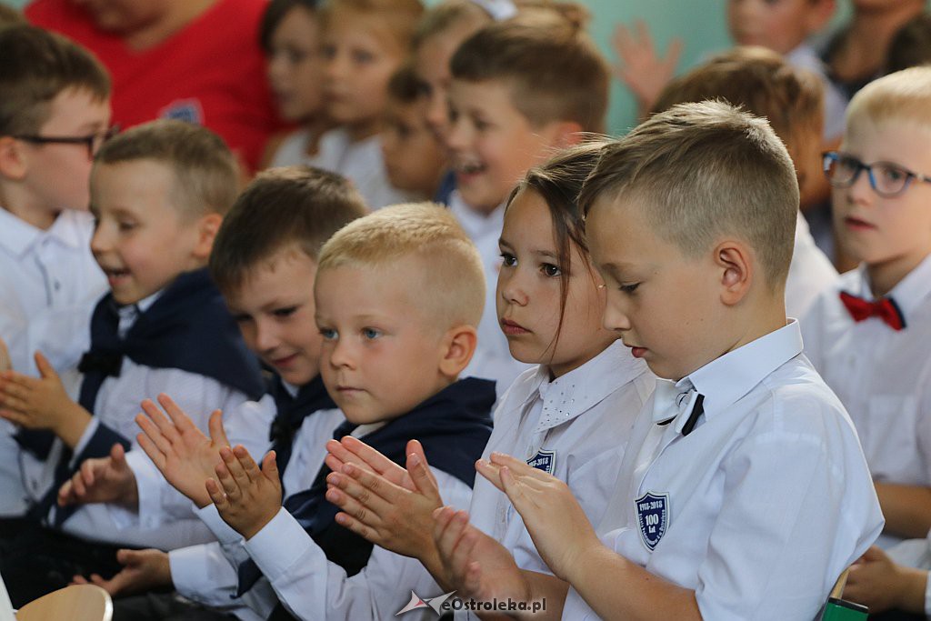 Rozpoczęcie roku szkolnego w SP 4 w Ostrołęce [03.09.2018] - zdjęcie #34 - eOstroleka.pl