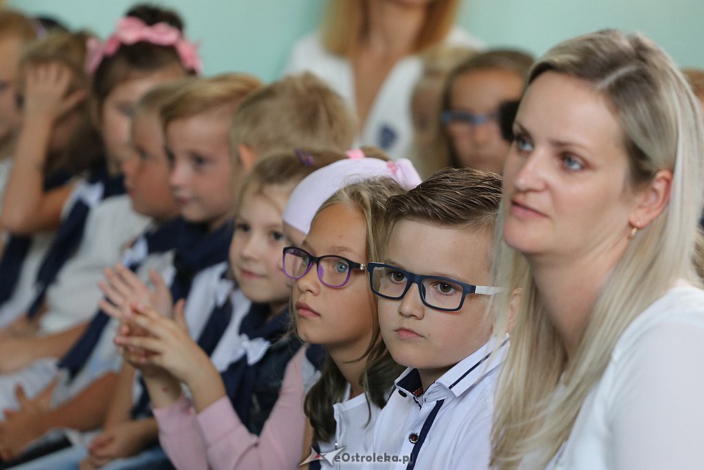Rozpoczęcie roku szkolnego w SP 4 w Ostrołęce [03.09.2018] - zdjęcie #35 - eOstroleka.pl