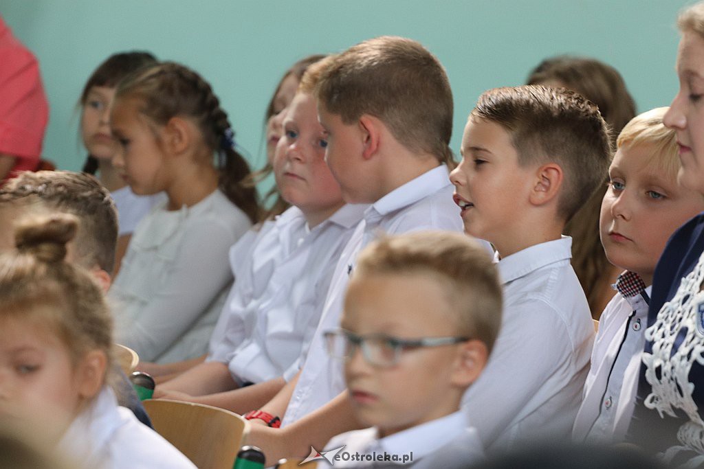 Rozpoczęcie roku szkolnego w SP 4 w Ostrołęce [03.09.2018] - zdjęcie #39 - eOstroleka.pl