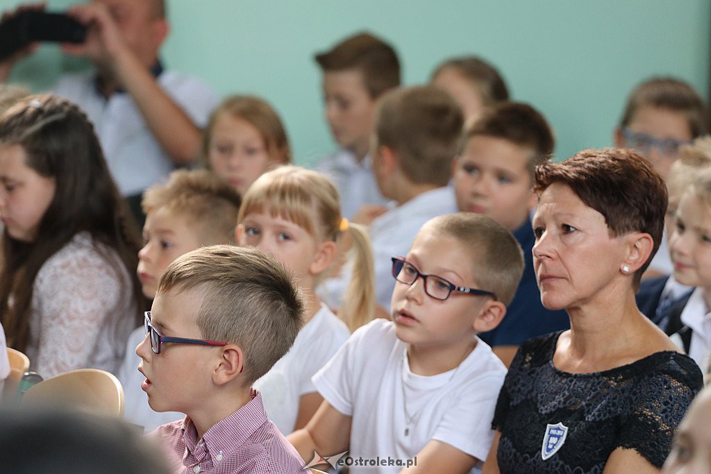 Rozpoczęcie roku szkolnego w SP 4 w Ostrołęce [03.09.2018] - zdjęcie #40 - eOstroleka.pl