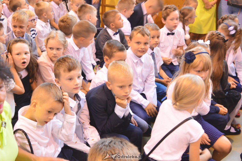 Rozpoczęcie roku szkolnego w SP nr 3 [03.09.2018] - zdjęcie #1 - eOstroleka.pl