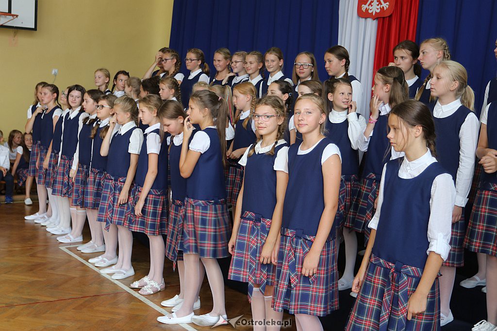 Rozpoczęcie roku szkolnego w SP 1 w Ostrołęce [03.09.2018] - zdjęcie #1 - eOstroleka.pl