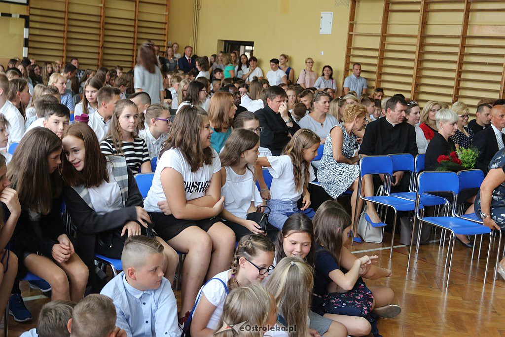 Rozpoczęcie roku szkolnego w SP 1 w Ostrołęce [03.09.2018] - zdjęcie #2 - eOstroleka.pl