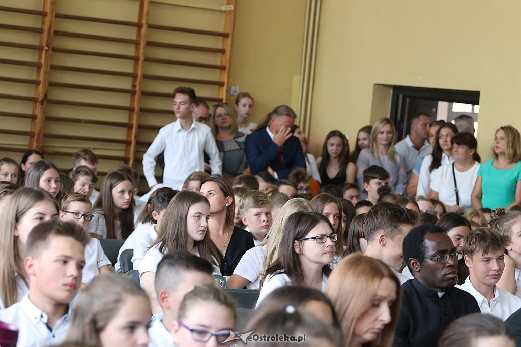 Rozpoczęcie roku szkolnego w SP 1 w Ostrołęce [03.09.2018] - zdjęcie #7 - eOstroleka.pl