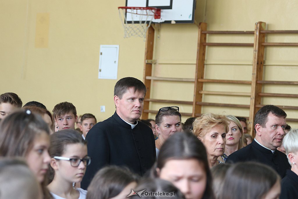 Rozpoczęcie roku szkolnego w SP 1 w Ostrołęce [03.09.2018] - zdjęcie #13 - eOstroleka.pl