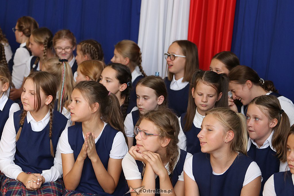 Rozpoczęcie roku szkolnego w SP 1 w Ostrołęce [03.09.2018] - zdjęcie #24 - eOstroleka.pl