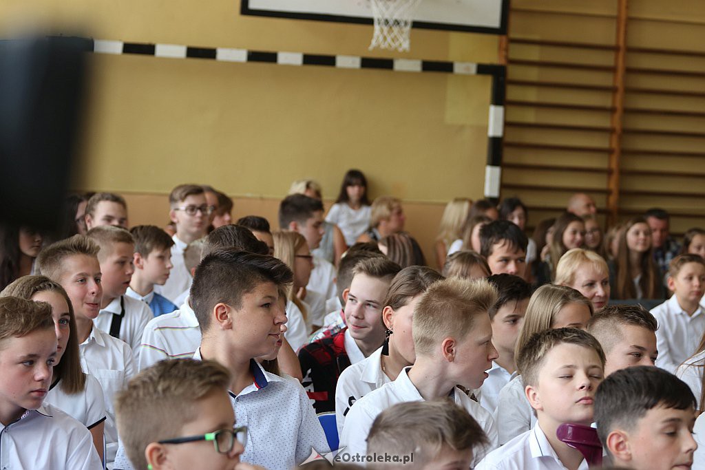 Rozpoczęcie roku szkolnego w SP 1 w Ostrołęce [03.09.2018] - zdjęcie #26 - eOstroleka.pl
