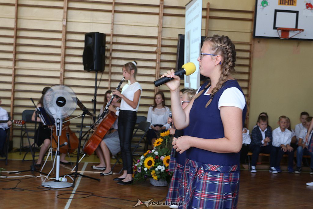 Rozpoczęcie roku szkolnego w SP 1 w Ostrołęce [03.09.2018] - zdjęcie #31 - eOstroleka.pl