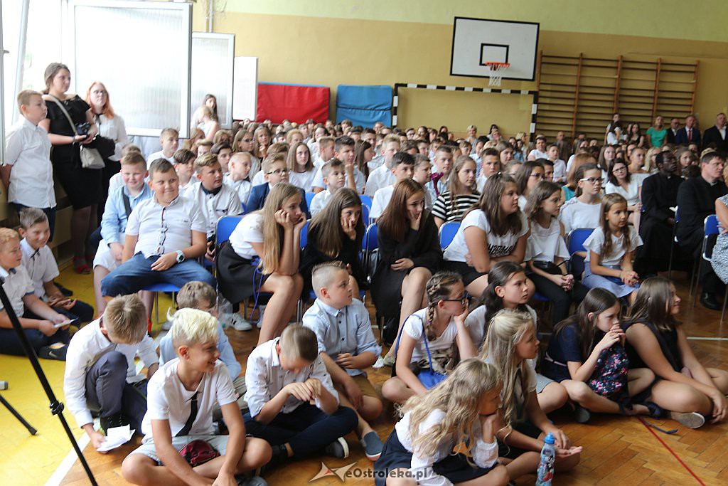 Rozpoczęcie roku szkolnego w SP 1 w Ostrołęce [03.09.2018] - zdjęcie #34 - eOstroleka.pl