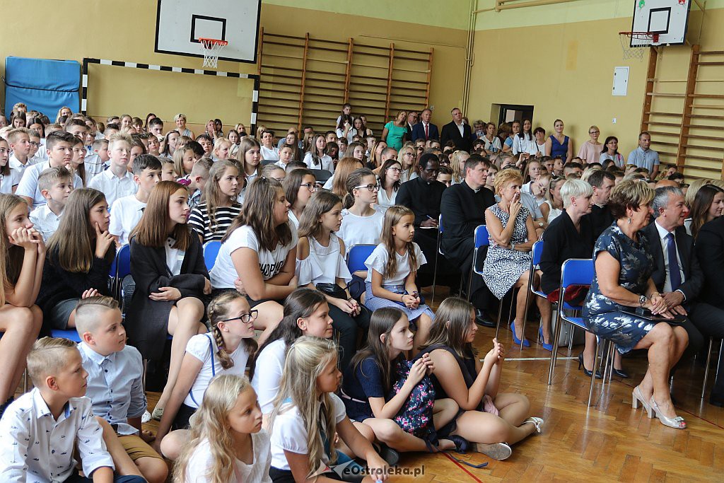 Rozpoczęcie roku szkolnego w SP 1 w Ostrołęce [03.09.2018] - zdjęcie #35 - eOstroleka.pl