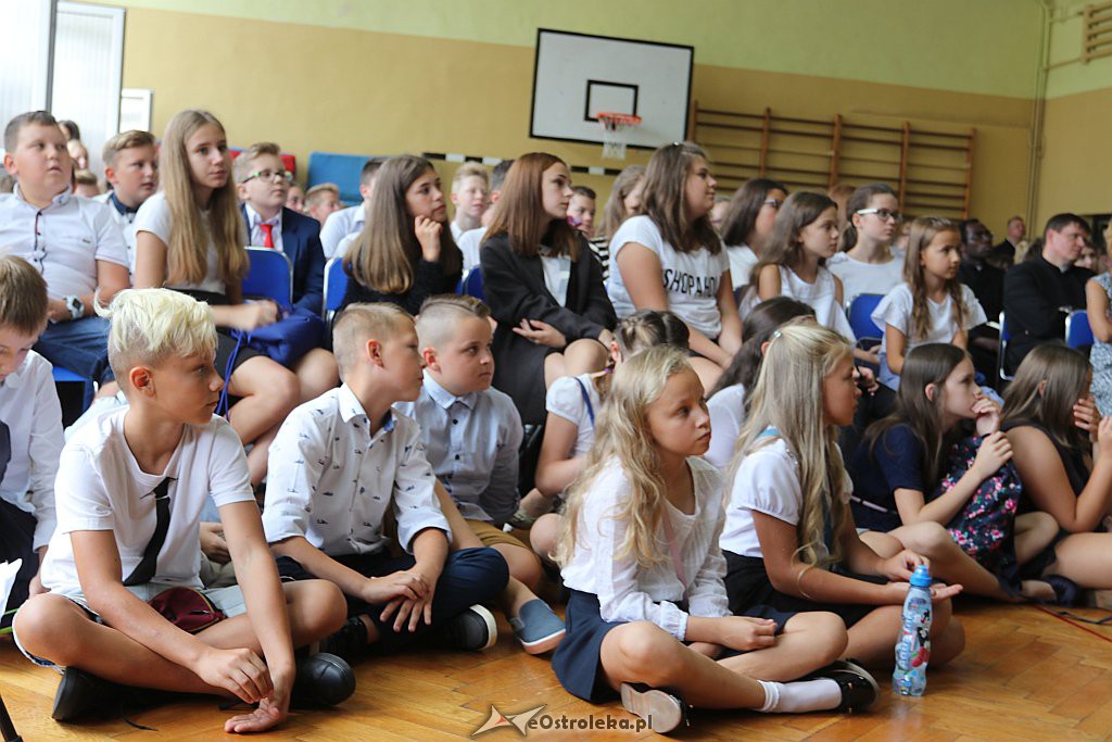 Rozpoczęcie roku szkolnego w SP 1 w Ostrołęce [03.09.2018] - zdjęcie #37 - eOstroleka.pl